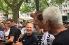 Video: Pohledy do zákulisí Tour de France - jak tým slaví narozeniny jezdce? Zpěvem