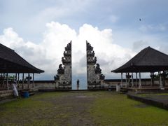 Z balijského chrámu v Lempuyangu se  běžně pořizují záběry Agungu. Pokud však zrovna není zahalen oblaky.