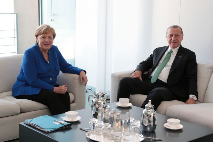 Setkání tureckého prezidenta s německou kancléřkou.