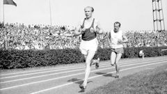 Belgičan Gaston Reiff a Emil Zátopek při běhu v roce 1948. Závod nakonec vyhrál Čechoslovák.