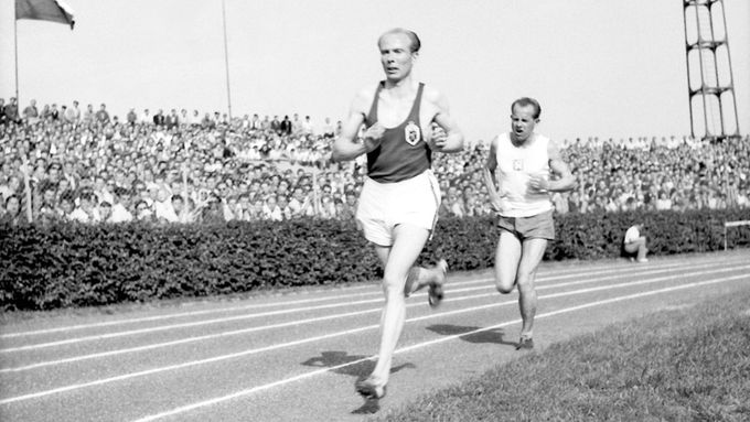 Belgičan Gaston Reiff a Emil Zátopek při běhu v roce 1948. Závod nakonec vyhrál Čechoslovák.