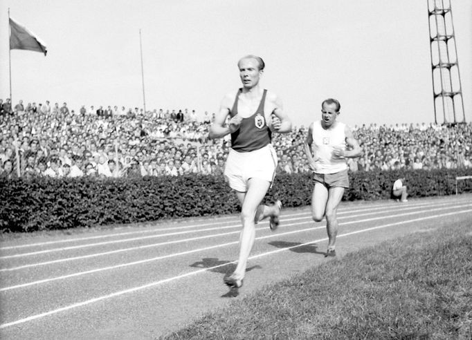 Belgičan Gaston Reiff a Emil Zátopek při běhu v roce 1948. Závod nakonec vyhrál Čechoslovák.