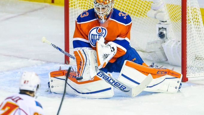 Michael Frolík proti Edmontonu Oilers.