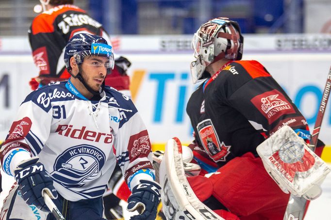 13. kolo hokejové Tipsport extraligy, Vítkovice - Hradec Králové: Dominik Lakatoš a brankář Marek Mazanec.