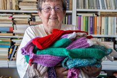 Co k Vánocům? Pletené ponožky od osamělé babičky. Projekt dává seniorkám práci i pocit užitečnosti