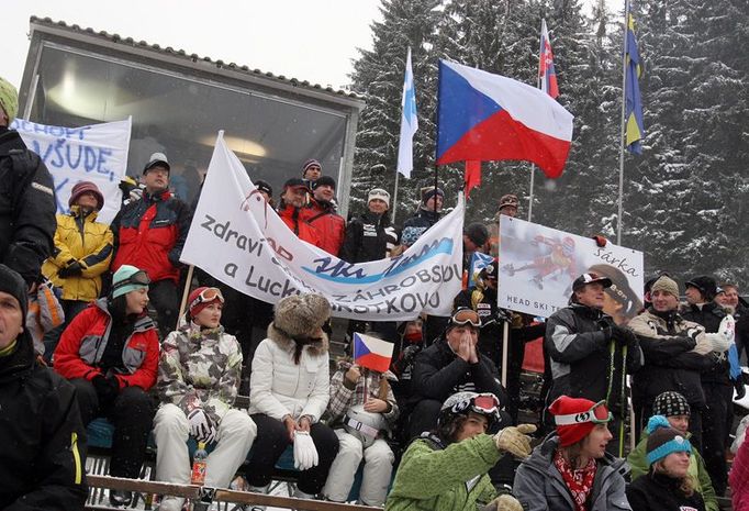 Kotel fanoušků Šárky Záhrobské na tribuně ve Svatém Petru.