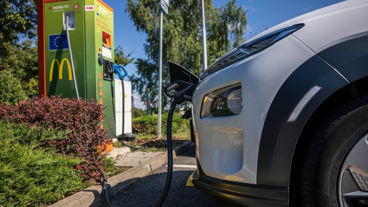 Spustily se žádosti o podporu pořízení elektromobilů. Příspěvek je až 200 tisíc