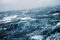 Vlna v JAR smetla do moře 150 lidí, jeden člověk se utopil