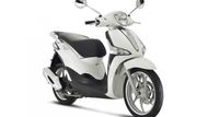 Piaggio Liberty 125 iGET - Kompaktní městský model s rovnou podlahou, kterou ocení ženy. Můžete sem pohodlně umístit kabelku. Piaggio prošlo pro rok 2016 faceliftem a dostalo nový motor s označením iGet i větší kufr. Výkon 8 kW by měl bohatě stačit na městské ježdění. Vyjde na 69 990 korun.