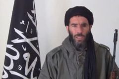 Terorista Belmochtár je zřejmě po smrti, zahynul při francouzském náletu v Libyi