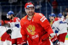 Facka pro NHL. Ovečkin zase pózoval s politiky, Putinově loutce předal bizarní dárek