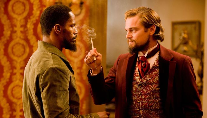 Jamie Foxx a Leonardo DiCaprio ve filmu Nespoutaný Django.