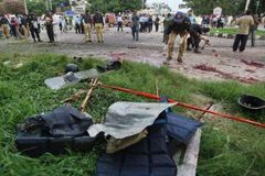 Sebevražedný útočník zabil v Pákistánu na 10 policistů