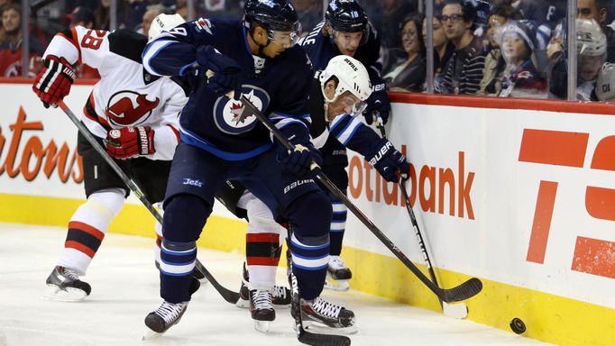 Evander Kane (9) a Bryan Little (18) bojují s Peterem Harroldem