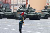Hlavní ruské bojové tanky T-72.