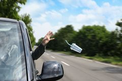 Pokuta až 440 tisíc korun. Vyhazovat odpadky z okna auta přijde v Itálii draho