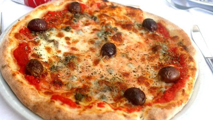 Mozzarella se mimo jiné používá při přípravě pizzy