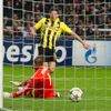 Fotbalista Borissia Dortmund Robert Lewandowski střílí gól za záda brankáře Kennetha Vermeera z Ajaxu Amsterdam v utkání Ligy mistrů 2012/13.