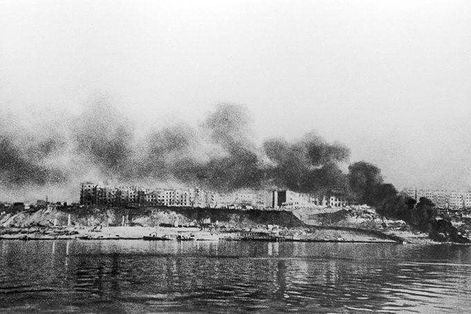 Great Patriotic War Stalingrad on fire. The Great Patriotic War (1941-1945).