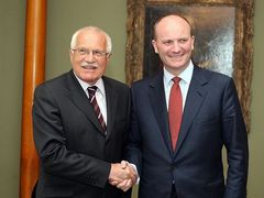 Dva vůbec nejznámější odpůrci Lisabonu - český prezident Václav Klaus a irský podnikatel Declan Ganley