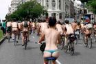 Protest španělských nudistů na kolech: respektuje cyklisty
