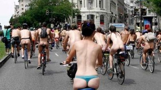 Protest španělských nudistů na kolech: respektuje cyklisty