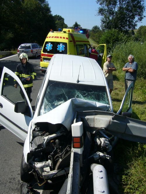 Řidič strhl auto do svodidel