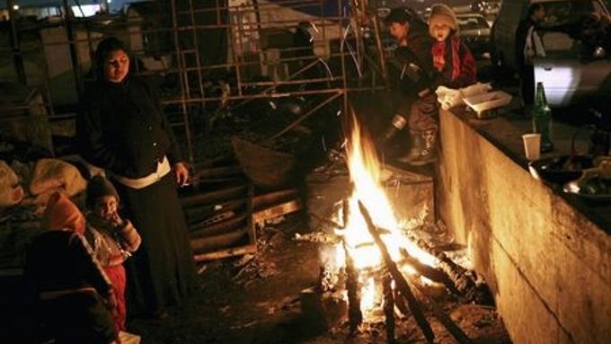 Od té doby, co jim shořely karavany, spí Romové pod širým nebem. Jediným zdrojem tepla je oheň, založený uprostřed ulice.