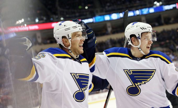 Paul Stastny a Vladimir Tarasenko (St. Louis Blues)