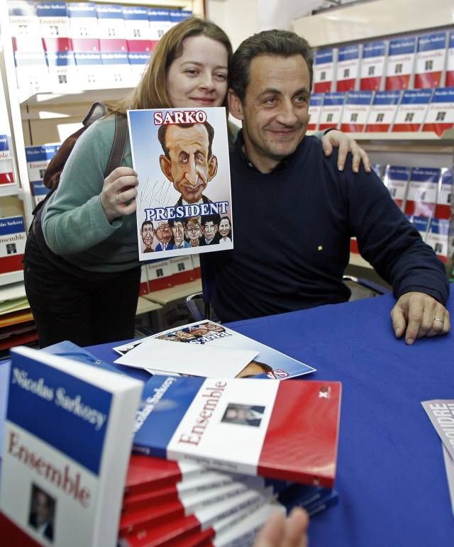Nicolas Sarkozy se při kampani chlubí i vlastní knížkou