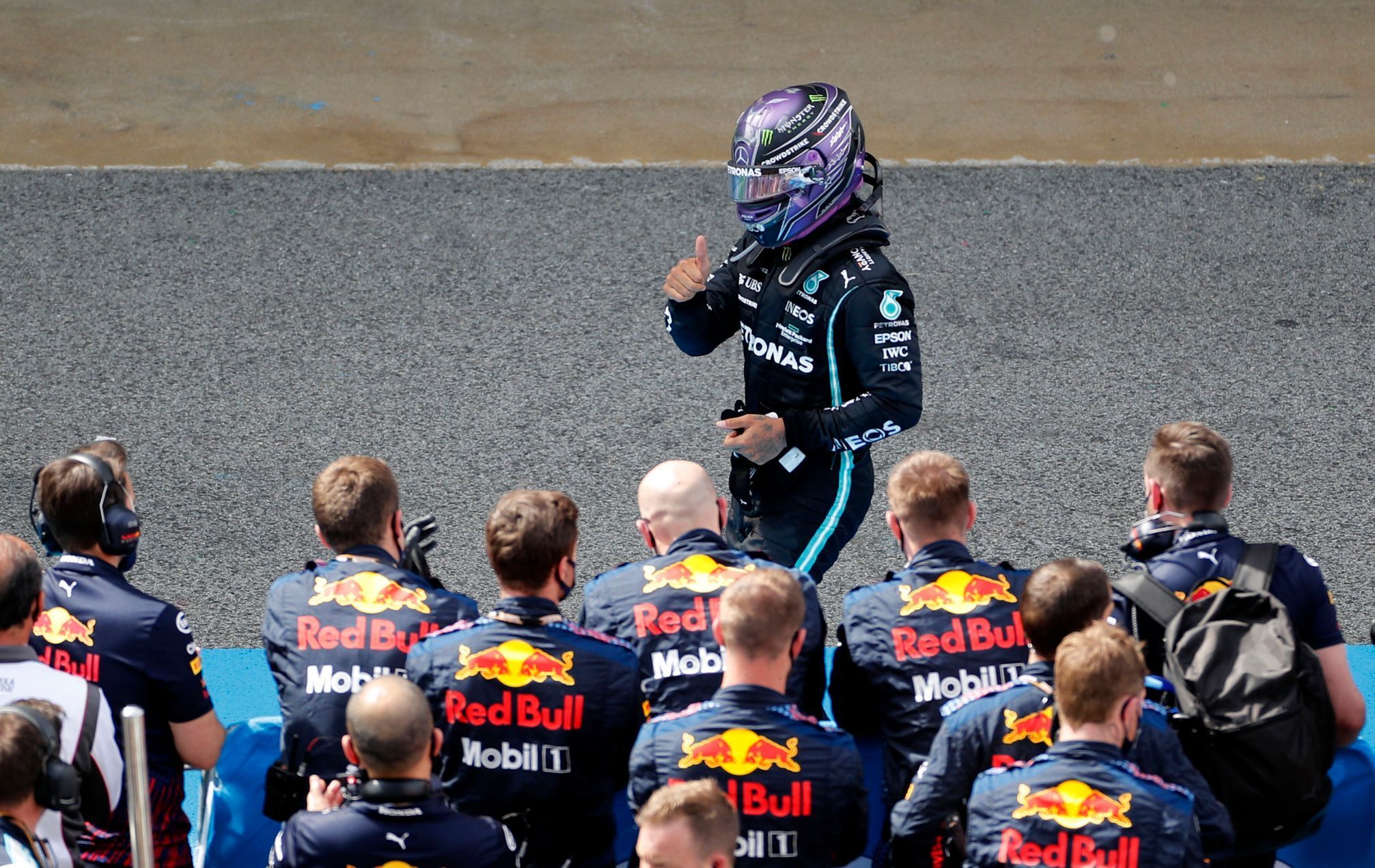 Lewis Hamilton z Mercedesu slaví před mechaniky Red Bullu vítězství Velké ceny Španělska F1 2021