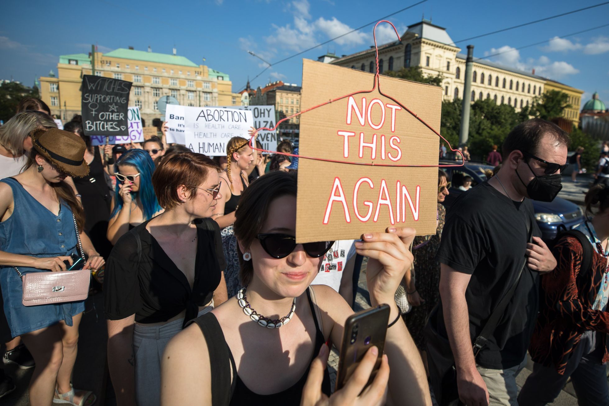 Pochod Amnesty International proti rozhodnutí amerického nejvyššího soudu v otázce potratů