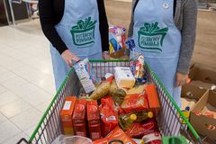 Češi v potravinové sbírce darovali rekordních 387 tun jídla a dalšího zboží