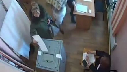 Video: Podvody u ruských voleb. Sehraná parta komisařek nebo lístky pod kabátem