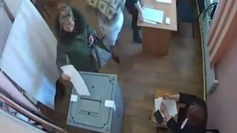 Video: Podvody u ruských voleb. Sehraná parta komisařek nebo lístky pod kabátem