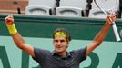 Švýcarský tenista Roger Federer se raduje z vítězství nad Argentincem Juanem Martínem Del Potrem ve čtvrtfinále French Open 2012.