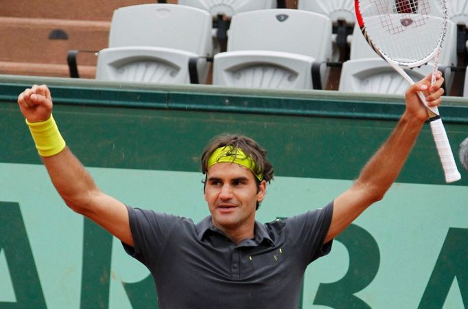 Švýcarský tenista Roger Federer se raduje z vítězství nad Argentincem Juanem Martínem Del Potrem ve čtvrtfinále French Open 2012.