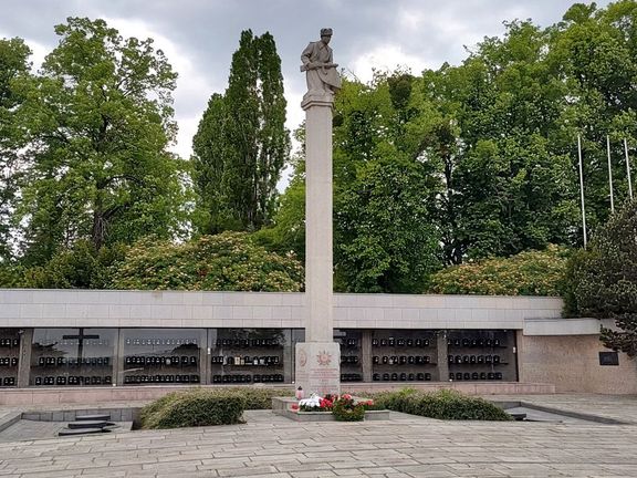 Urny za sklem patří k těm, které pomáhala Soňa Holečková identifikovat. 7. května 2025, Ústřední hřbitov, Brno.