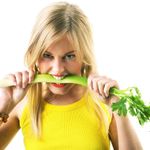 Celer - V celeru a jeho semenech nalezneme více než dvacet různých protizánětlivých látek. Především apigenin, který má silné účinky proti zánětům. Přidávejte celerová semena do polévek, dušených pokrmů a jako náhražku soli do různých receptů na vaření.