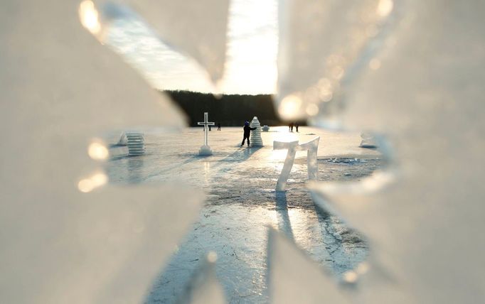 Pohled skrz ledovou sochu na rybníku v Dobré Vodě poblíž Hořice. 6. února 2012