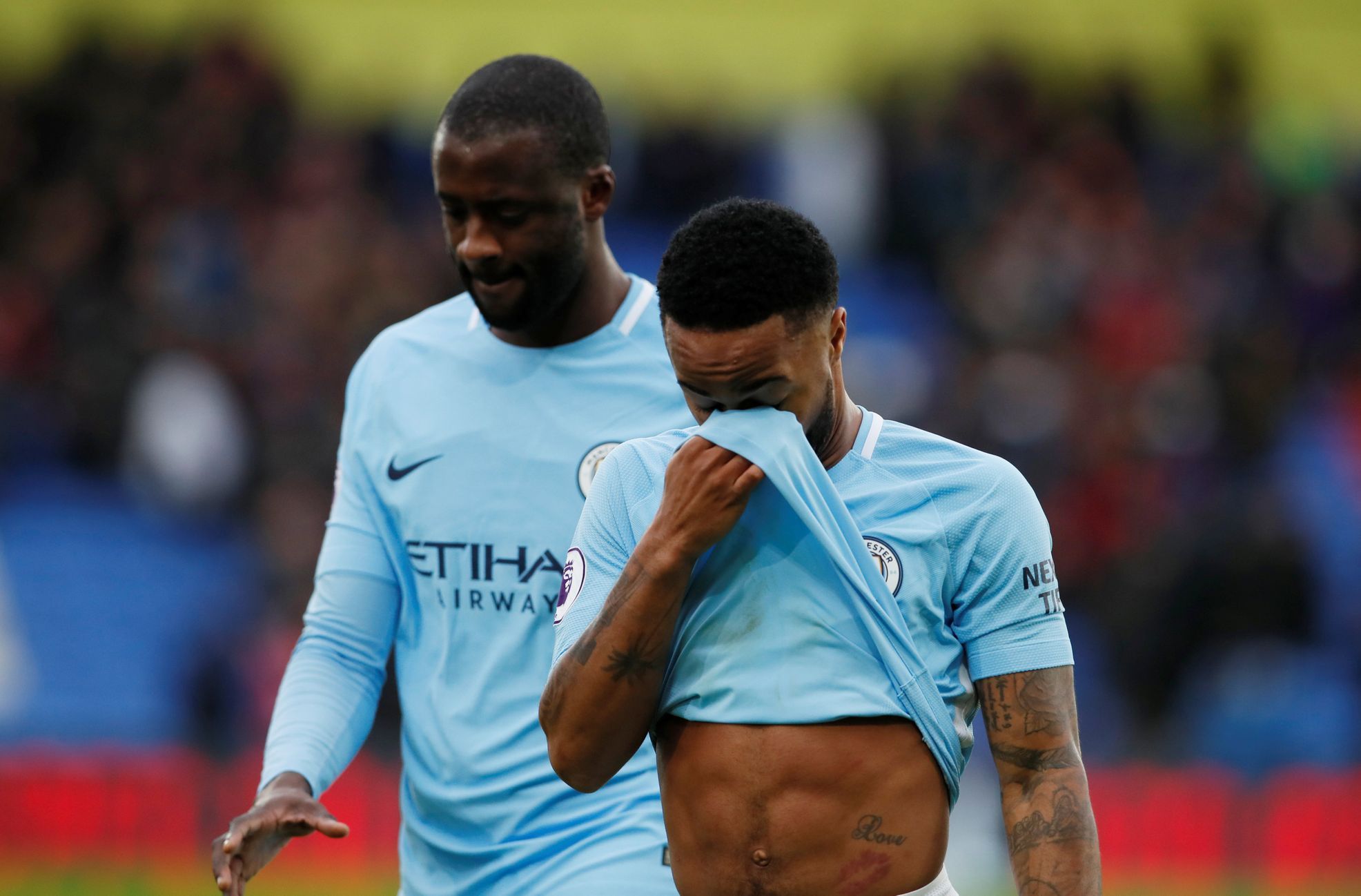 Raheem Sterling (v popředí) a Yaya Touré odcházejí zklamaně z trávníku poté, co jejich Manchester City nedokázal porazit Crystal Palace