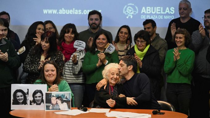 Organizace Babičky z Plaza de Mayo oznamuje nalezení vnoučete číslo 140 v Buenos Aires.