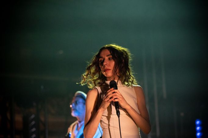 Snímek z pražského koncertu PJ Harvey.