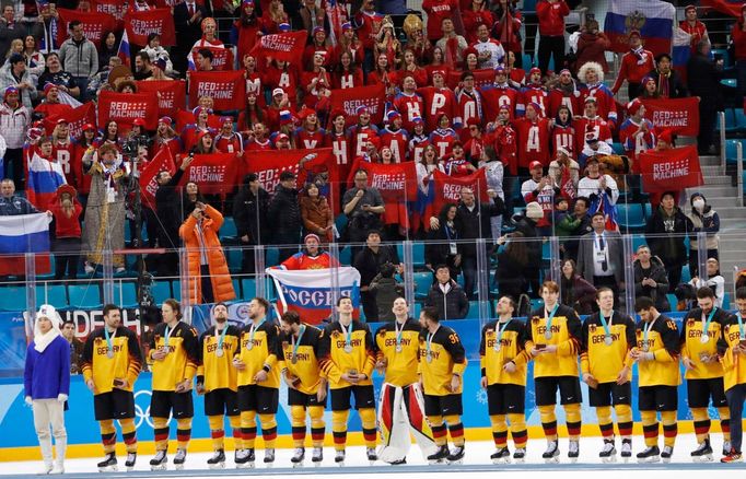 Němci se stříbrnými medailemi před ruskými fanoušky po finále Rusko - Německo na ZOH 2018