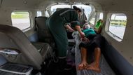 Pacientku převáží letadlo, které slouží jako sanitka. Lítá se ale jen za dobrého počasí.