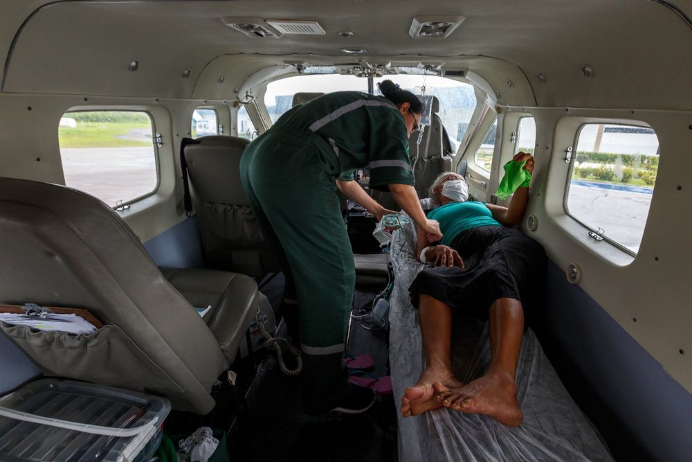 Pacientku převáží letadlo, které slouží jako sanitka. Lítá se ale jen za dobrého počasí.
