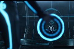 Recenze: Sci-fi Tron je triumf 3D designu
