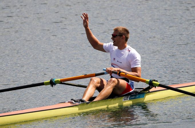 Český veslař Ondřej Synek slaví stříbro na OH 2012 v Londýně.