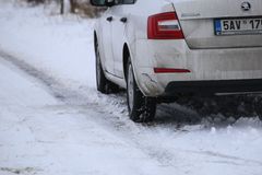 Většina silnic v Česku je sjízdná, na silnicích nižších tříd ale leží zledovatělý nebo ujetý sníh