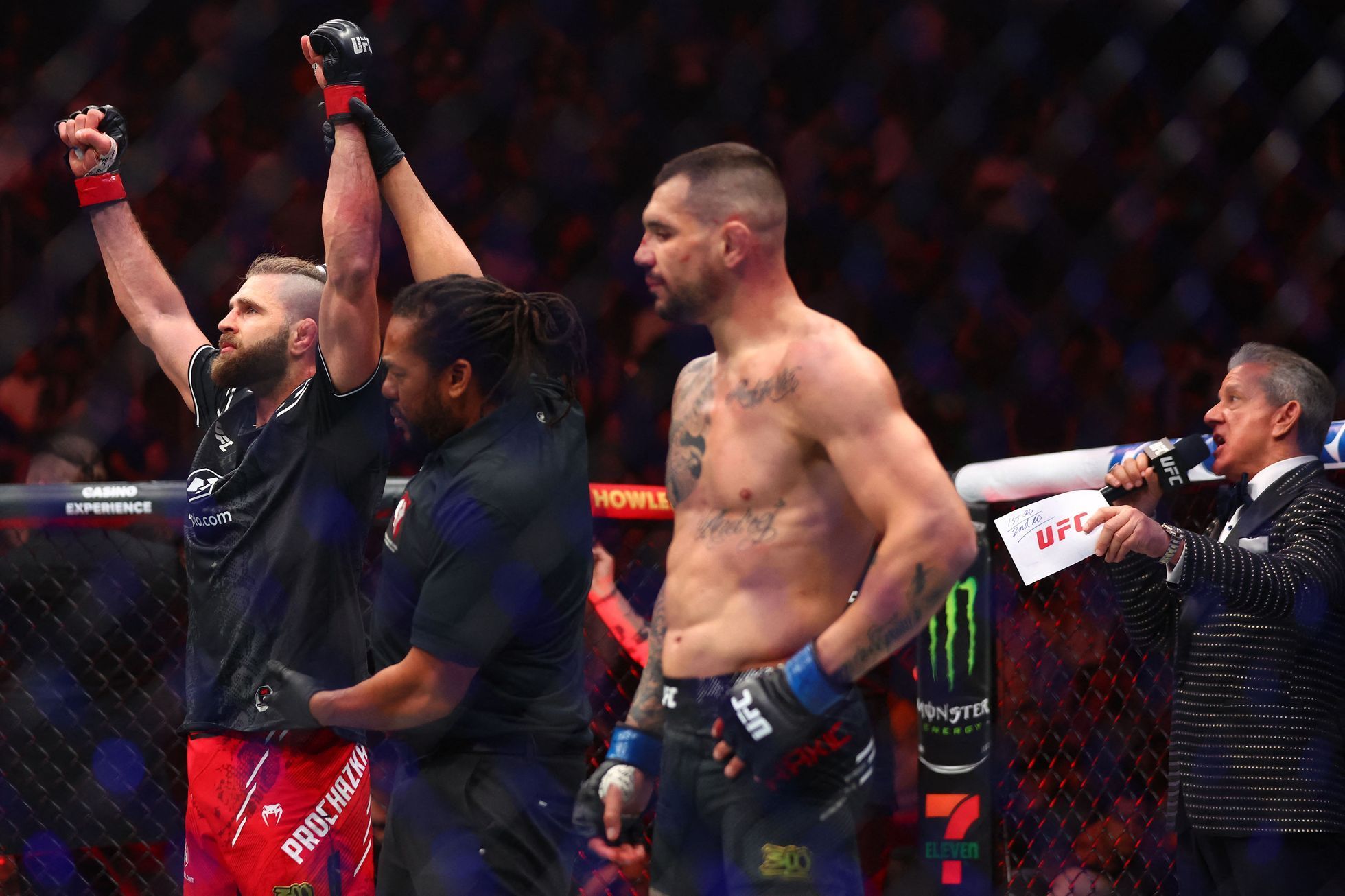 Jiří Procházka při souboji s Aleksandarem Rakičem v rámci UFC 300